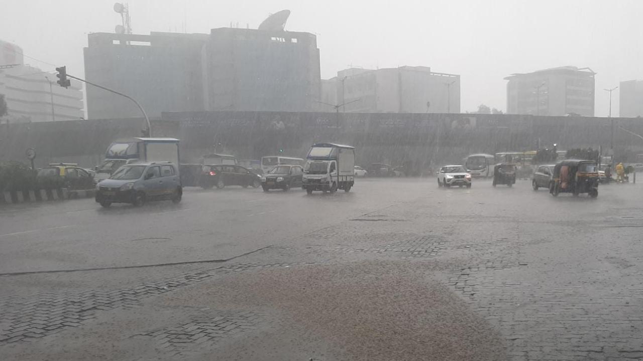 The IMD has predicted heavy rainfall in Mumbai, Thane and Palghar till July 15. Pic/Sameer Markande